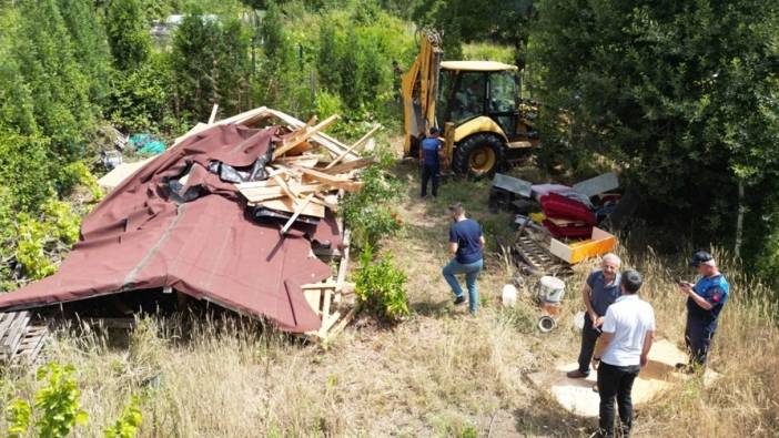 Kartepe'de ruhsatsız yapılar yıkıldı