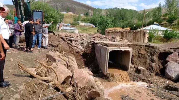 Van'da selin vurduğu mahallede iş makineleriyle çalışma yapıldı