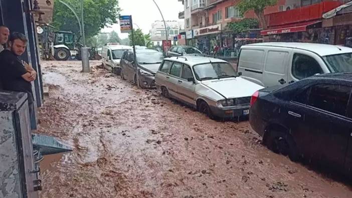 İzmit’te sağanak hayatı felç etti. Sürücülere zor anlar yaşattı