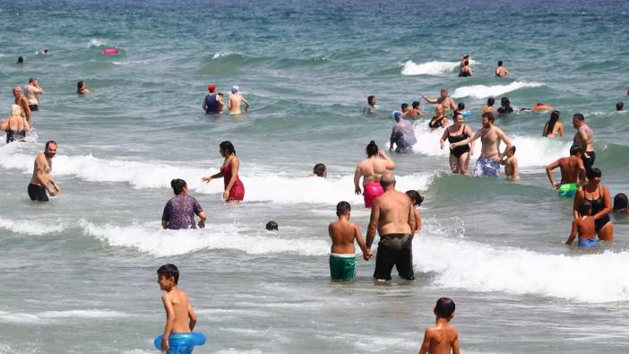 Tekirdağ'da vatandaşlar sahillerde serinlemeye çalışıyor