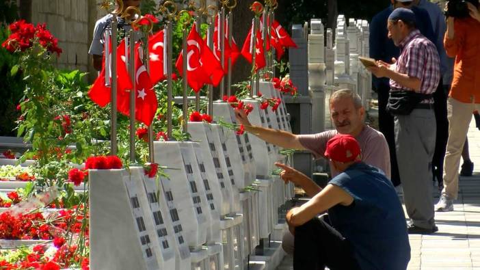 Edirnekapı'daki 15 Temmuz Şehitliği'nde ziyaretçi akını