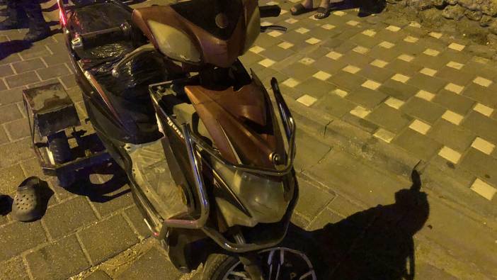 Manisa'da motosiklet ile elektrikli bisiklet kafa kafaya çarpıştı: 3 yaralı