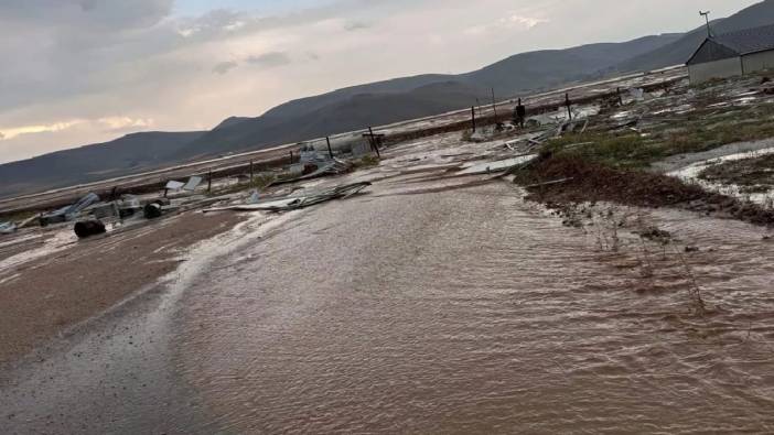 Fırtınada çatılar uçtu arazileri su bastı