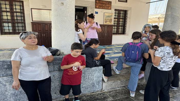 Bodrum'da sıcak havadan etkilenen çocuklara kar şerbeti ikram edildi