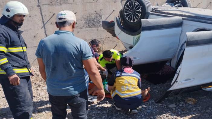 Otomobil 3 metre yüksekten düştü. Yaralı var