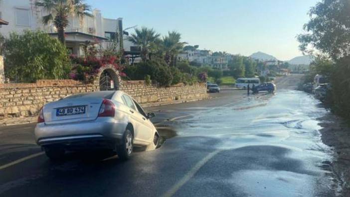 İsale hattı patladı. Otomobil çukurun içine düştü