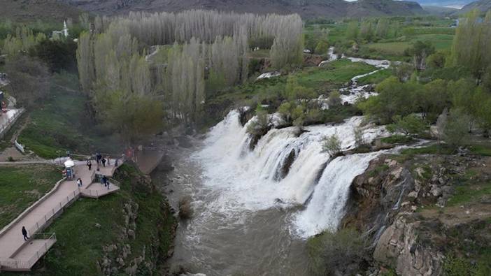 Muradiye Şelalesi sağanak yağışlarla coşkulu akmaya başladı