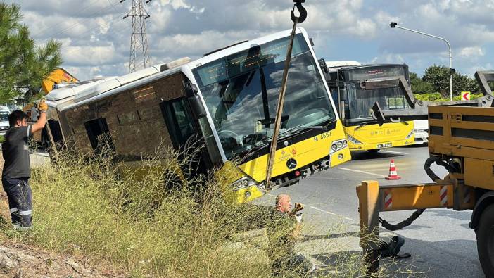 İETT otobüsü yağmur suyu kanalına düştü