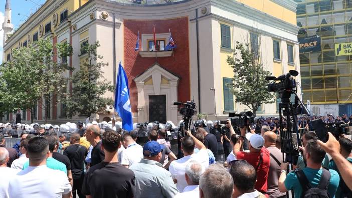 Tiran Belediye Başkanı'nın istifası için protestolar sürüyor