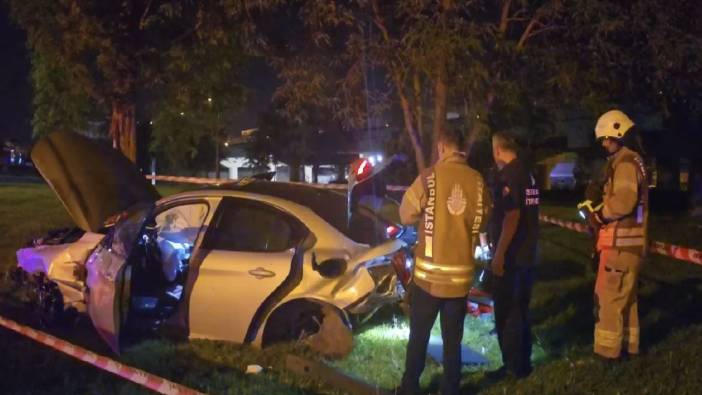 Üsküdar'da hızını alamayan sürücü ağaca çarptı