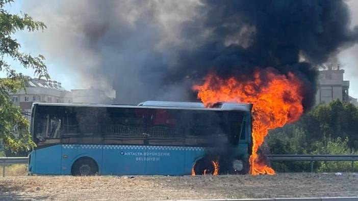 Seyir halindeki belediye otobüsü alev aldı