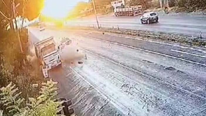 Manisa'da feci trafik kazası. 4 ölü 3 ağır yaralı var