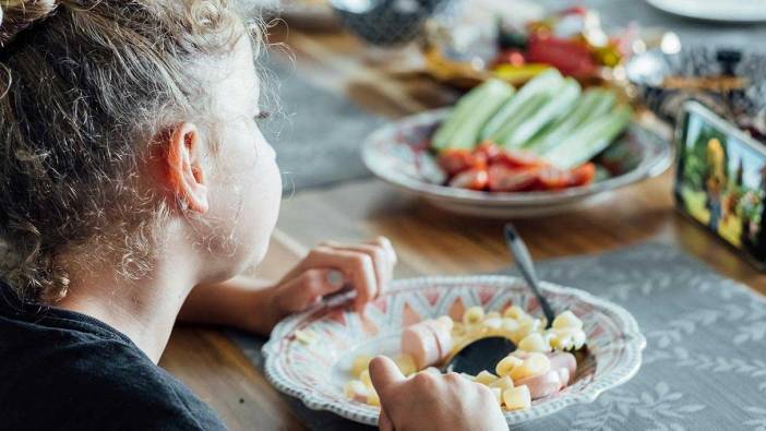 Çocuklara yemeği böyle yedirmeyin. Obeziteye davetiye çıkarıyor