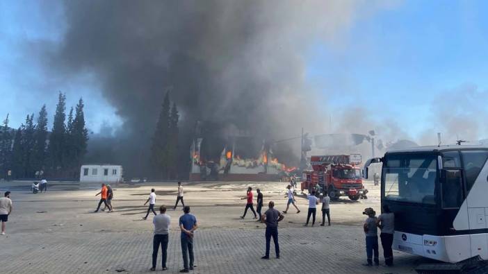 Manisa'da yaş sebze meyve işletmesinde yangın çıktı