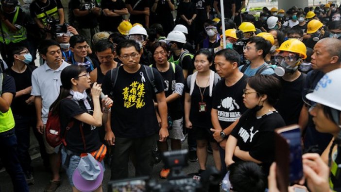 Hong Kong’da göstericinin vurulması protesto edildi