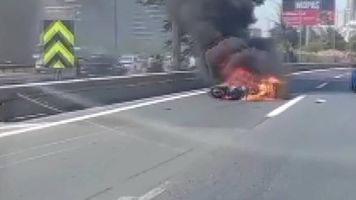 TEM Otoyolu'nda motosiklet kazası. Motosiklet alev alev yandı