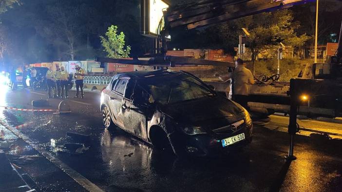 Üsküdar'da kaza! Otomobil kaldırıma çıkarak devrildi