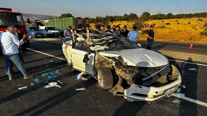 Feci kaza! Otomobil kamyonun altına girdi: 2 kardeş can verdi