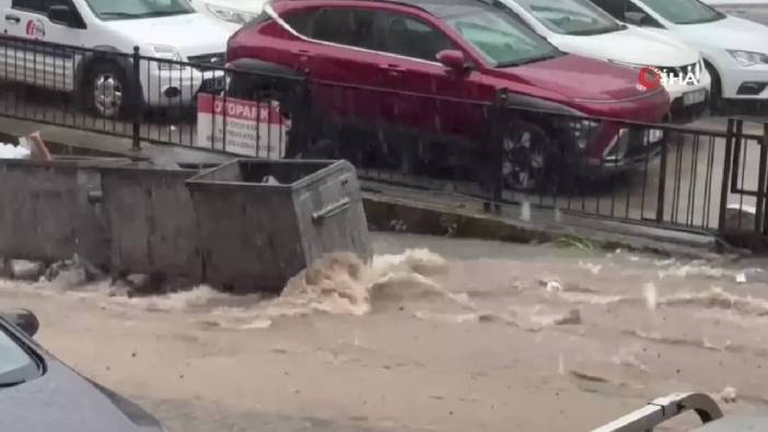 Rize'de sel hayatı felç etti! Her yer sular altında kaldı