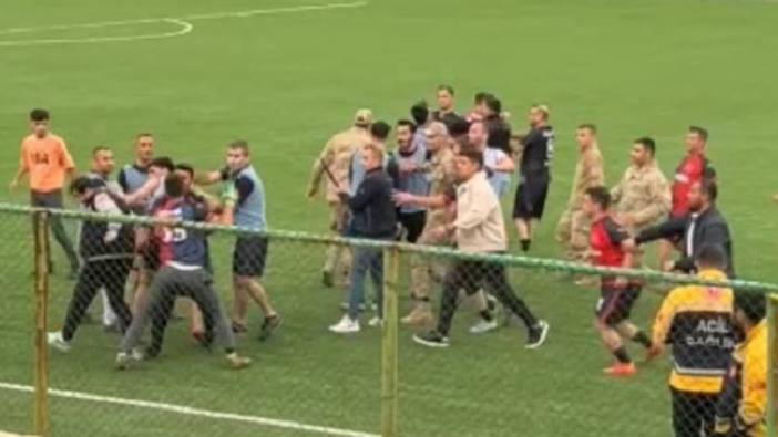 Askerler, futbol oynadığı oyuncu ve seyirciyi darp etti! Sporda 'centilmenlik' örneği