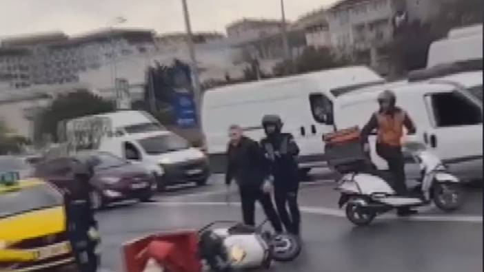 O anlar kamerada! Maltepe'de otomobil sürücüsü motosikletli kuryeye demir çubukla saldırdı