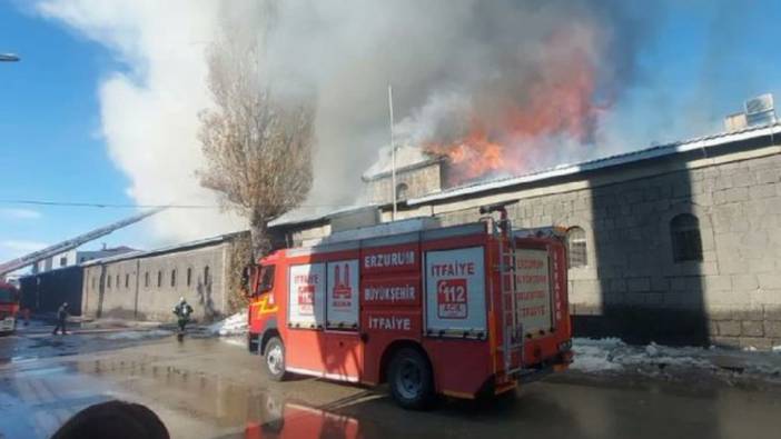 Askeri depo olarak kullanılan tarihi binada yangın çıktı