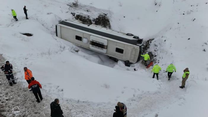 Kars'ta feci kaza: Yolcu otobüsü devrildi, çok sayıda yaralı var