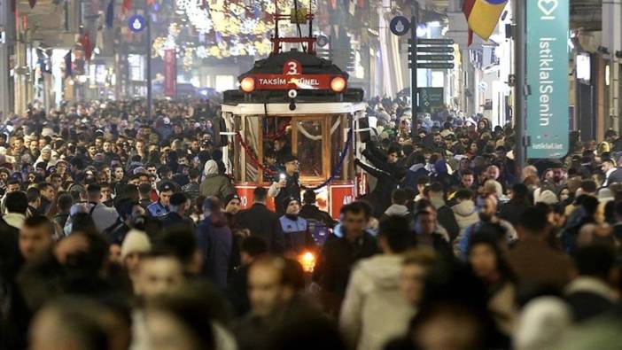 Bir yılbaşı klasiği: Yeni yıla saatler kala akın akın Taksim'e geldiler! İğne atsan yere düşmez...