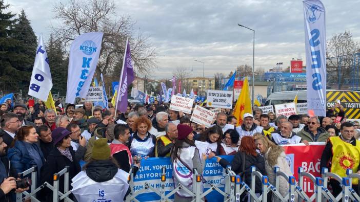 Kamu emekçileri Türkiye genelinde iş bıraktı: 'Sefalet ücretine karşı grevdeyiz'