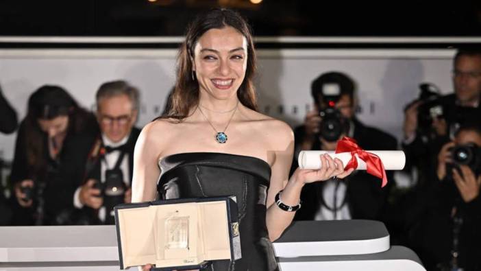 Oyuncu Merve Dizdar Fransa'da şövalye ilan edildi