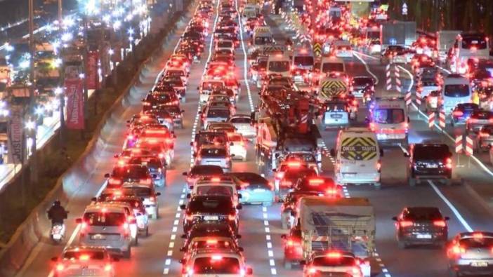 İstanbul'un değişmeyen trafik çilesi: İş çıkışı yağmur yağdı, harita kırmızıya boyandı