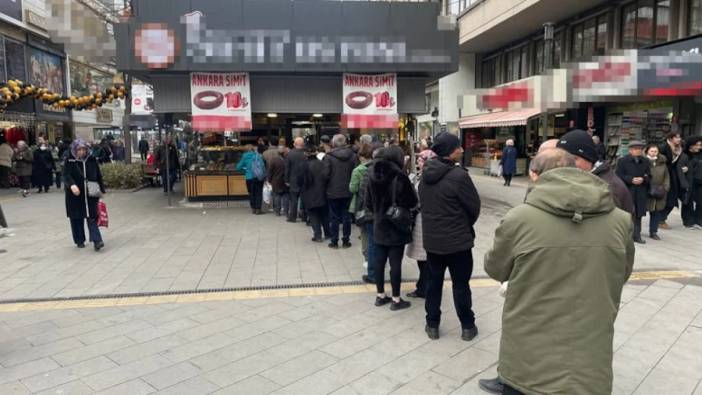 Buz gibi havada beklediler: Dar gelirli yurttaşlar ucuz simit kuyruğunda