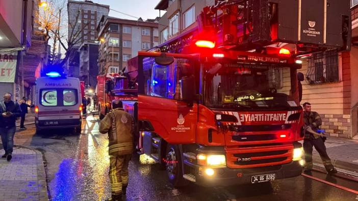 İstanbul'da yangın paniği! 5 katlı binanın çatısı alev alev yandı