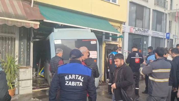 Freni patlayan minibüs berber dükkanına girdi: 3 kişi yaralandı