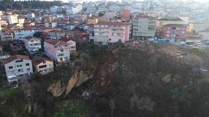 Üsküdar'da korkutan heyelan! Uçurumun kenarında kalan 2 bina boşaltıldı
