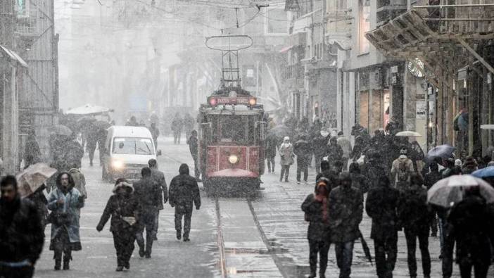 Uyarı üstüne uyarı... İstanbul'da beklenen kar yağışı başladı: Saat 22:00'a dikkat!