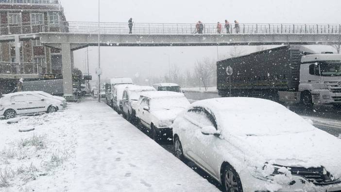 İstanbul'da kar trafiği: Yola çıkacaklar dikkat! Bu noktalar kilitlendi