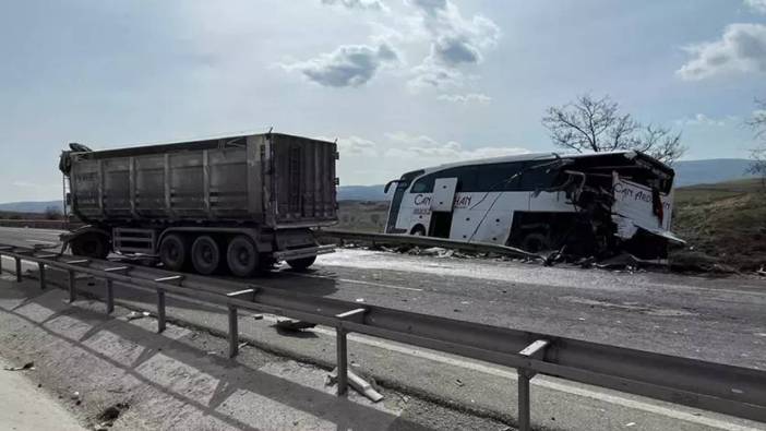 Bilecik'te korkunç kaza: TIR yolcu otobüsüne çarptı! Çok sayıda yaralı