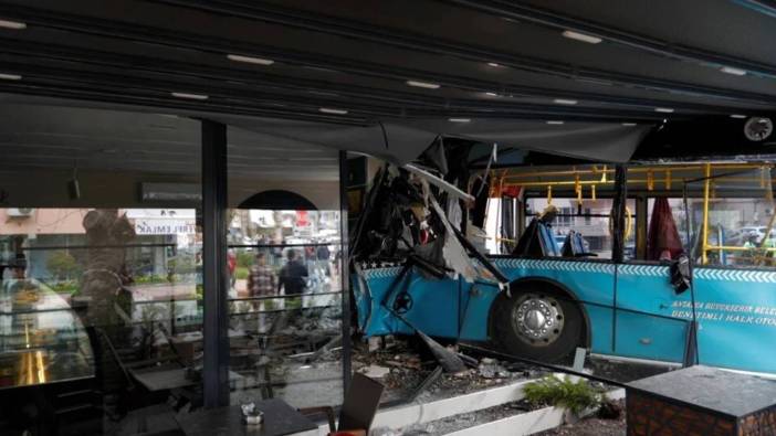 Antalya'da kontrolden çıkan otobüs kafeye daldı