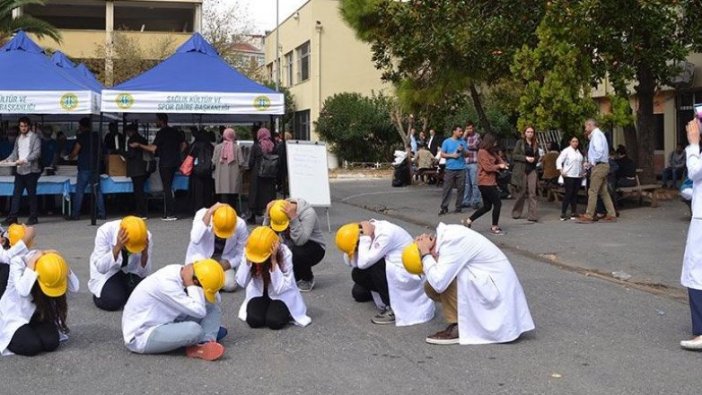 Öğrencilerinden dikkat çeken protesto