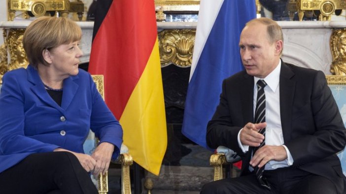 Merkel ve Putin'den dikkat çeken görüşme