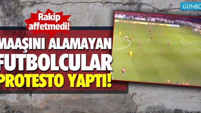 Maaşlarını alamayan futbolcular maçta 5 dakika hareketsiz durdu!