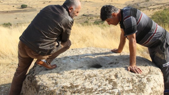 150 yıllık değirmen taşı tarladan çıktı