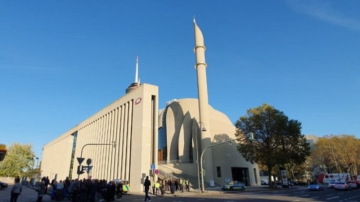 Köln'deki DİTİB Genel Merkezi'ne bomba ihbarı