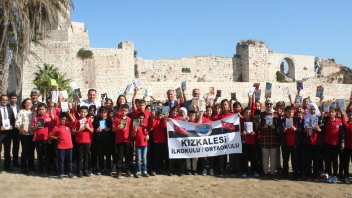 Tarihi kalede kitap okudular