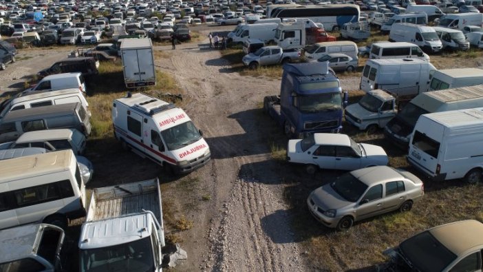 Yediemin otoparkındaki araçlar çürümeye terk edildi