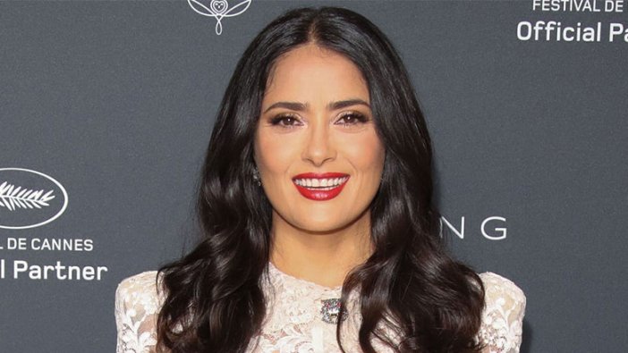 Salma Hayek kalça pozuyla sosyal medyayı böyle salladı