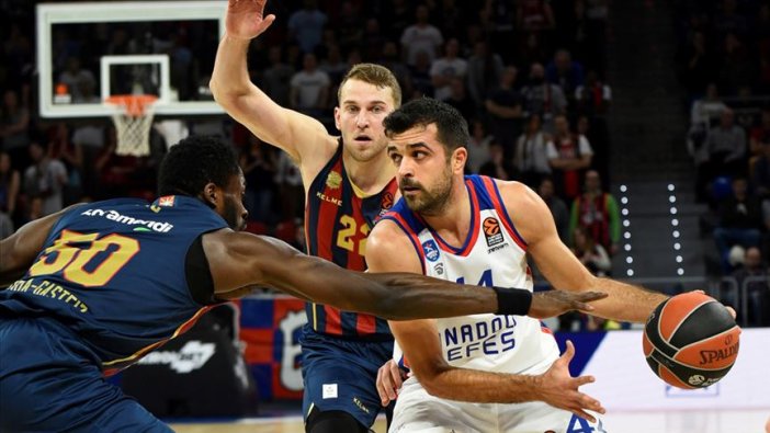 Anadolu Efes zirveyi kaptırmıyor