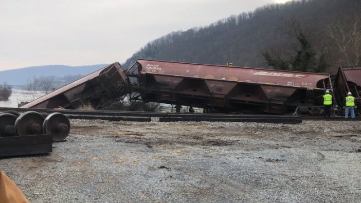 ABD’de yük treni raydan çıktı, vagonlar nehre yuvarlandı