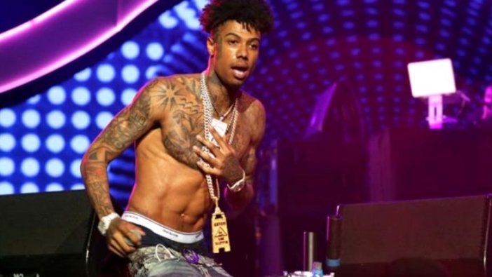 ABD’li rap şarkıcısı ‘Blueface’ sokakta para saçtı